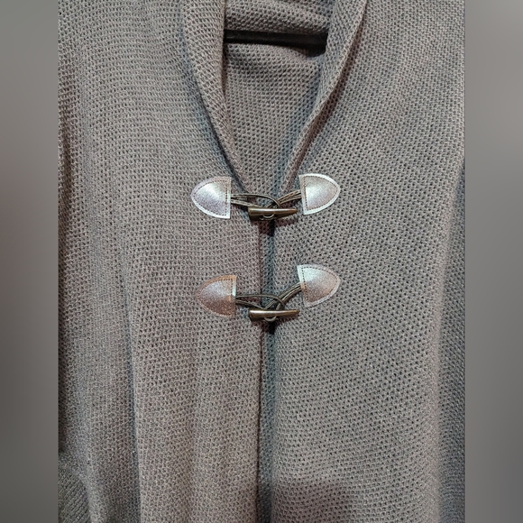 Stylish Fringed Cape - Picture 3 of 3